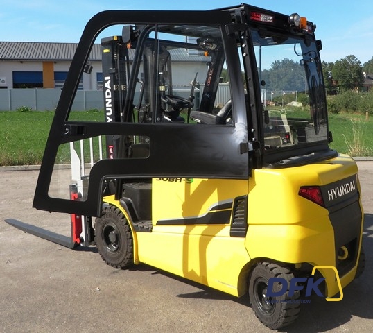 Hyundai 30 BH 9